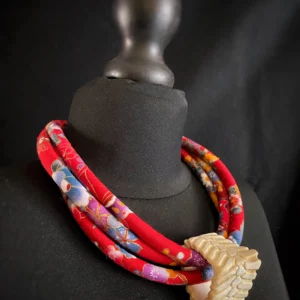 Collier textile et os sculpté