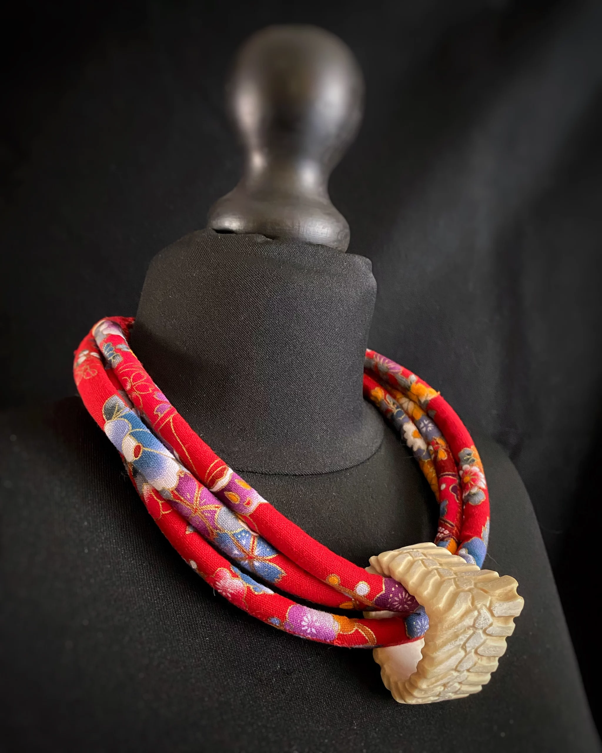 Collier textile et os sculpté